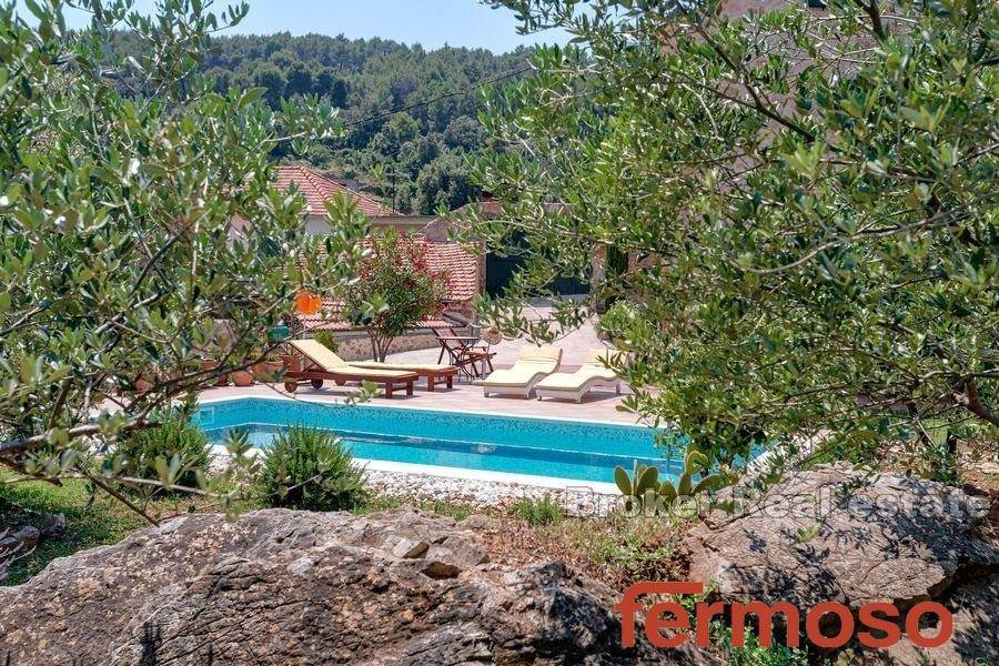 2038-31-004-2038-31-island-hvar-Mediterranean-villa-with-pool-for-sale