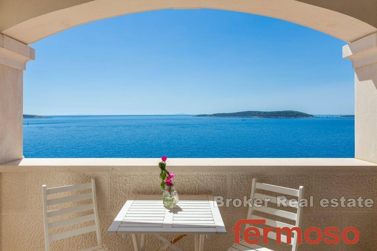 012-2018-251-Island-of-Vis-House-with-pool-in-the-first-row-to-the-sea-for-sale