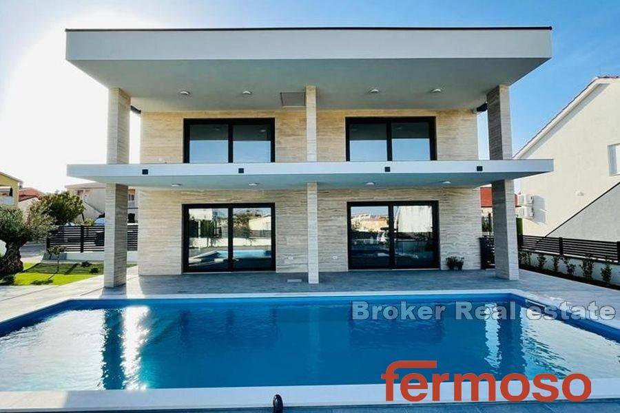 2043-49-004-2043-49-Vir-Modern-villa-with-pool