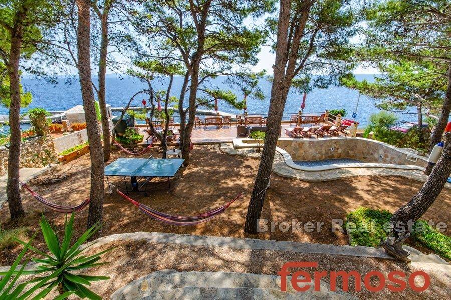 2011-21-12-2011-21-Hvar-house-swimming-pool-seafront-for-sale