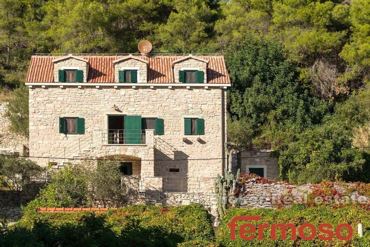 003-5301-30-island-solta-stone-house-with-pool-for-sale