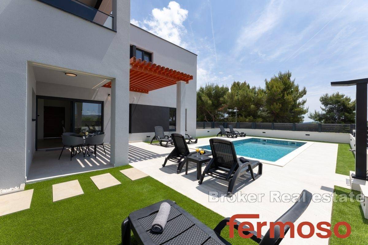 003-2047-17-Trogir-Luxurious-villa-with-three-residental-units-for-sale