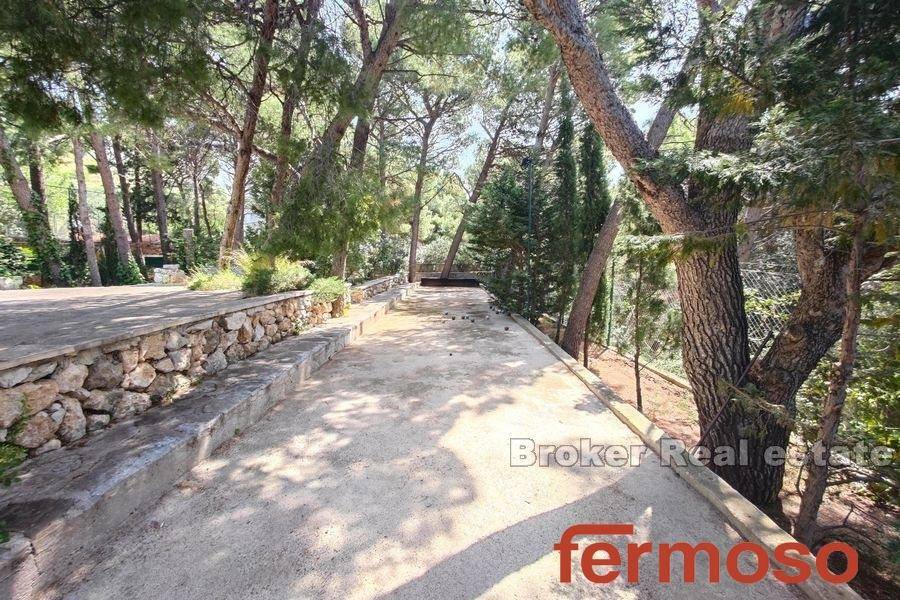 011-2021-379-Omis-large-estate-with-houses-for-vacation-and-tourism-for-sale