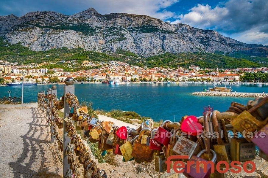 2036-77-002-2036-77-Makarska-two-bedroom-apartment-with-a-sea-view-for-sale