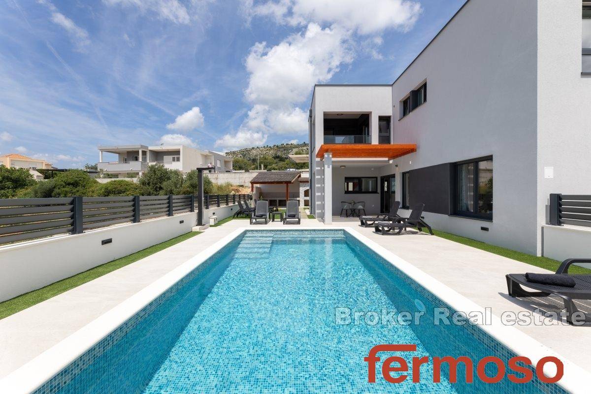 002-2047-17-Trogir-Luxurious-villa-with-three-residental-units-for-sale