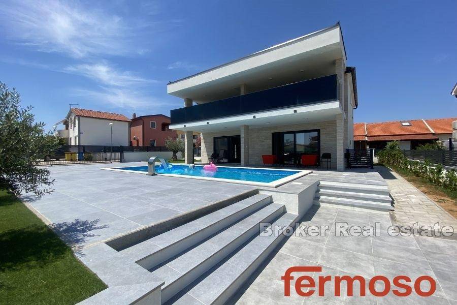 2043-49-003-2043-49-Vir-Modern-villa-with-pool