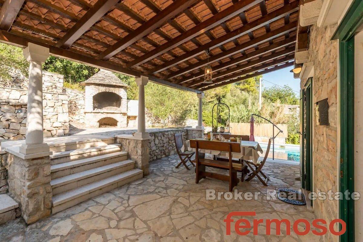 005-5301-30-island-solta-stone-house-with-pool-for-sale