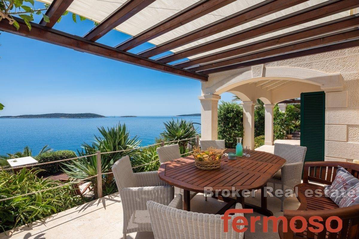 016-2018-251-Island-of-Vis-House-with-pool-in-the-first-row-to-the-sea-for-sale