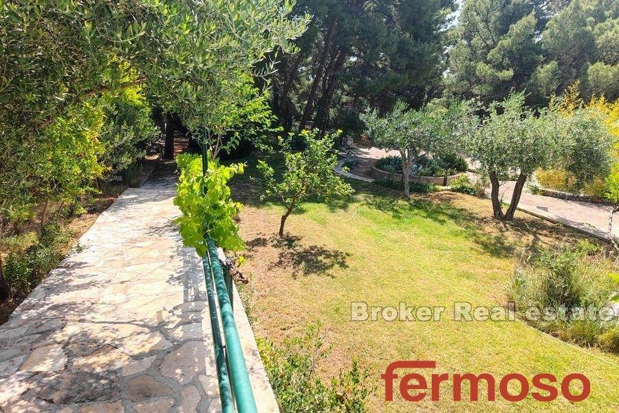 012-2021-379-Omis-large-estate-with-houses-for-vacation-and-tourism-for-sale