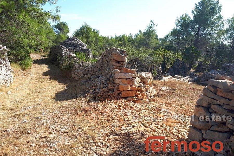 735-40-007-735-40-island-hvar-agricultural-land-with-ruin-for-sale