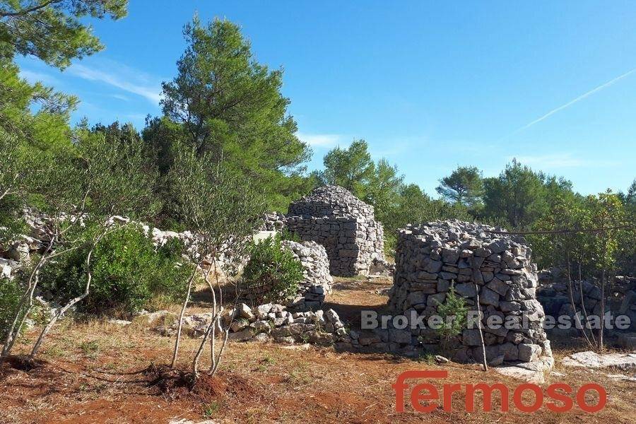 735-40-003-735-40-island-hvar-agricultural-land-with-ruin-for-sale