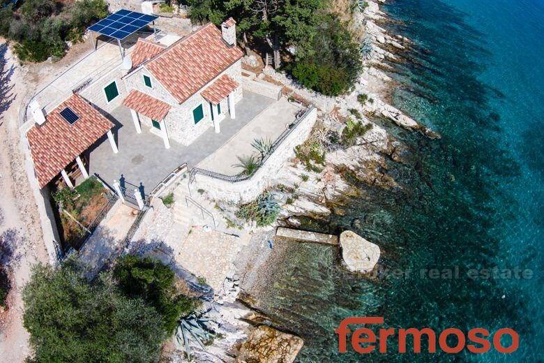 4575-30-05-4575-30-Hvar-stone-house-for-sale-by-the-sea