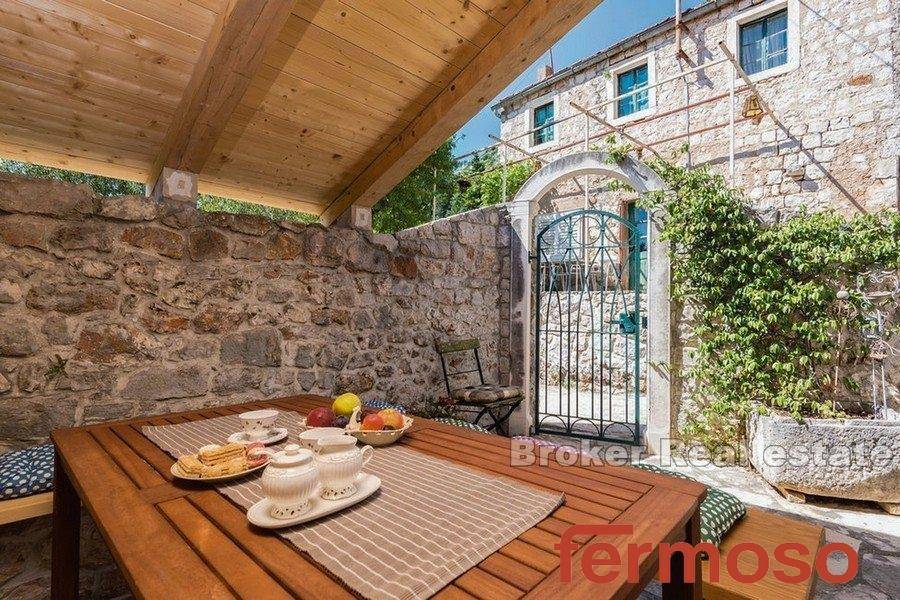 2038-08-011-2038-08-peljesac-autochthonous-stone-villa-for-sale