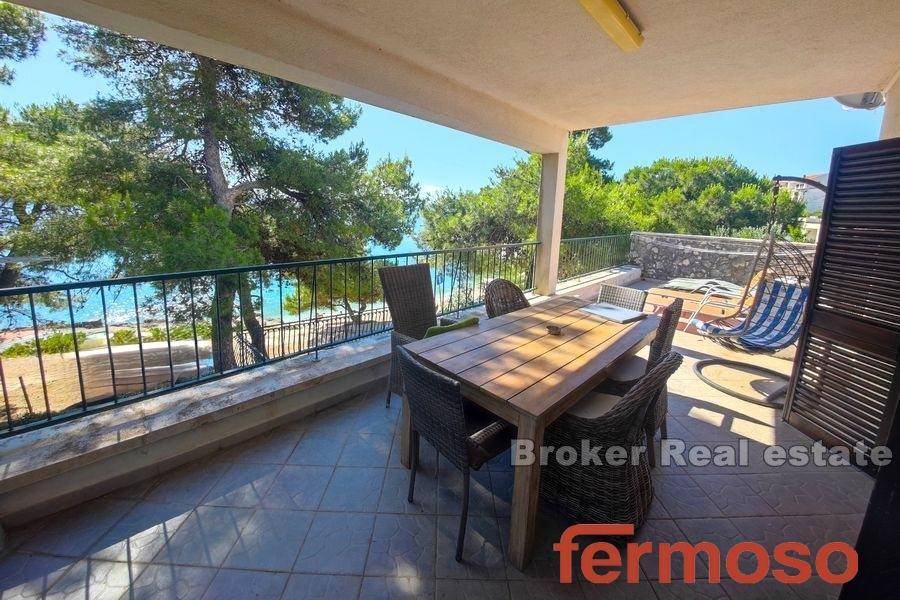 005-2021-384-trogir-house-in-first-row-to-the-sea-for-sale