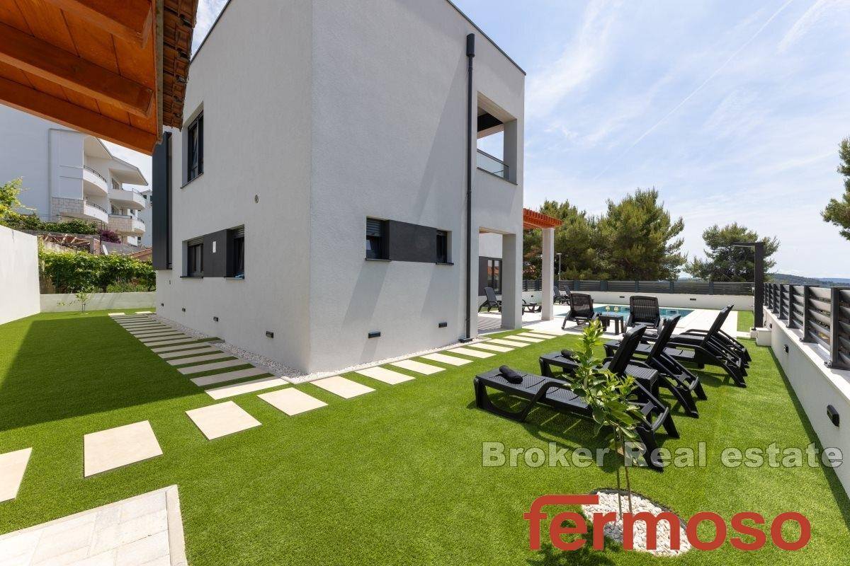 005-2047-17-Trogir-Luxurious-villa-with-three-residental-units-for-sale