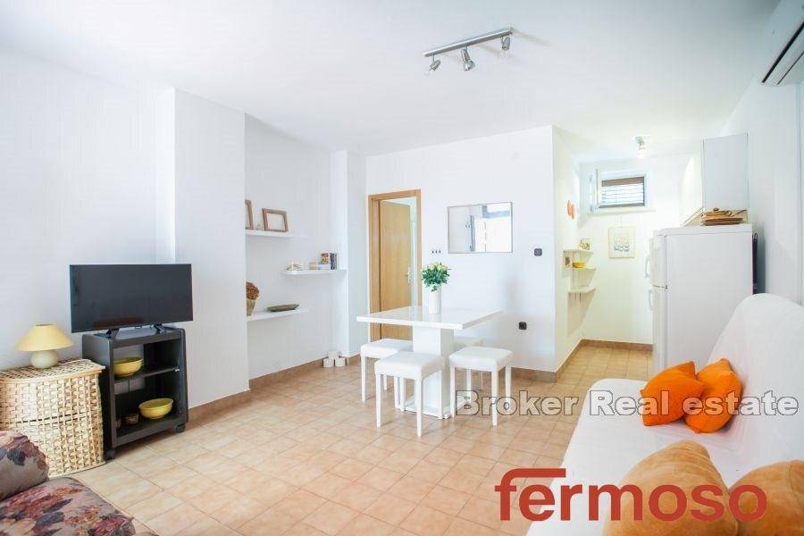 2035-78-007-2035-78-Trogir-Spacious-house-in-the-second-row-to-the-sea-for-sale