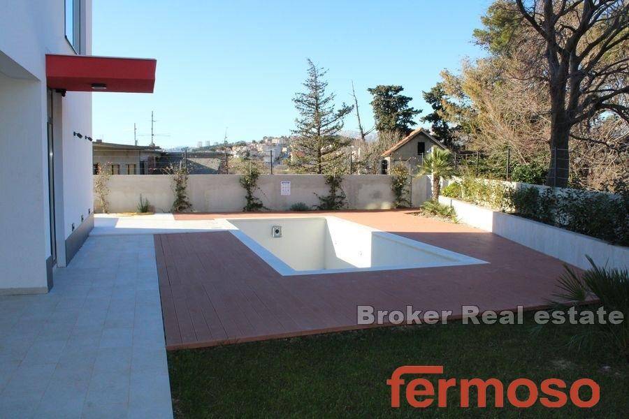 2031-22-05-2031-22-Split-area-villa-with-poll-and-sea-view-for-sale