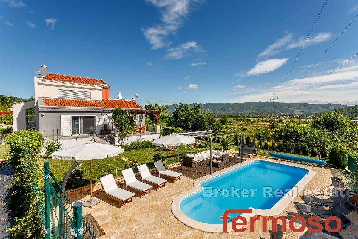 002-2016-619-Split-area-Spacious-rural-villa-with-pool-for-sale