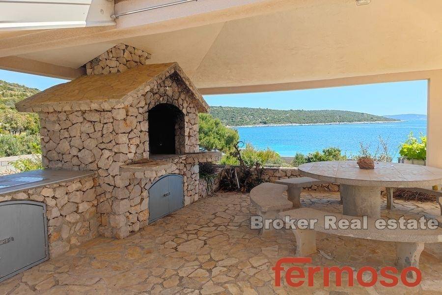 004-2021-376-trogir-house-first-row-to-the-sea-for-sale