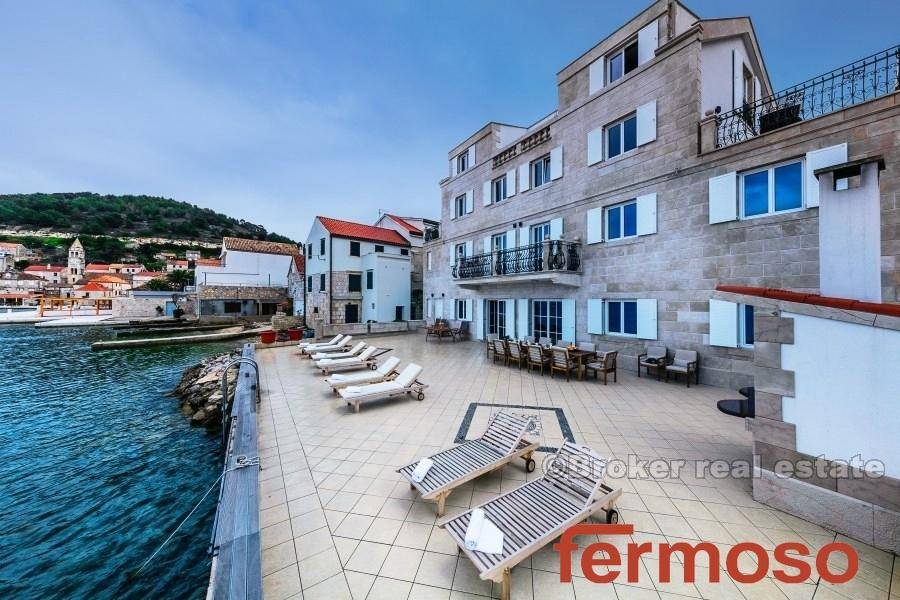 2011-81-02-2011-81-Vis-Villa-seafront-stone-for-sale1