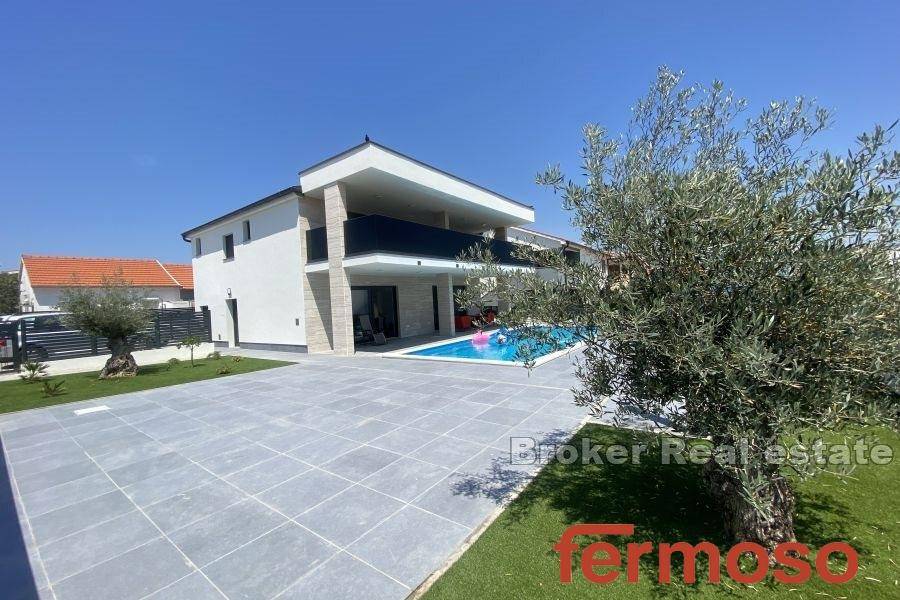 2043-49-002-2043-49-Vir-Modern-villa-with-pool