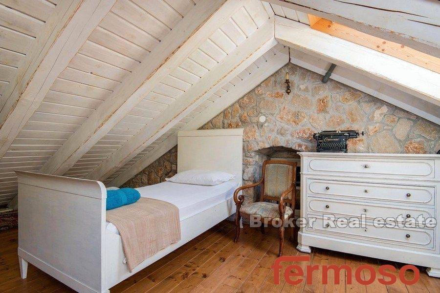 2038-08-010-2038-08-peljesac-autochthonous-stone-villa-for-sale