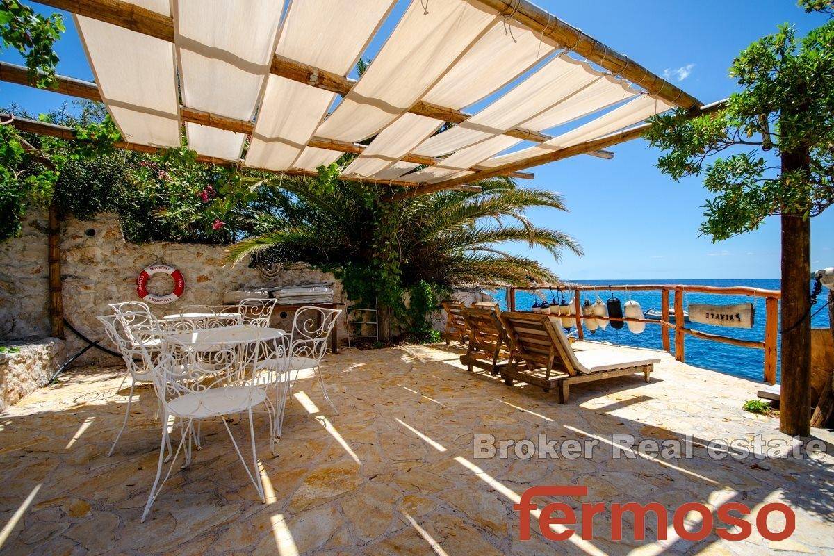 10-2013-175-Hvar-first-row-for-sale