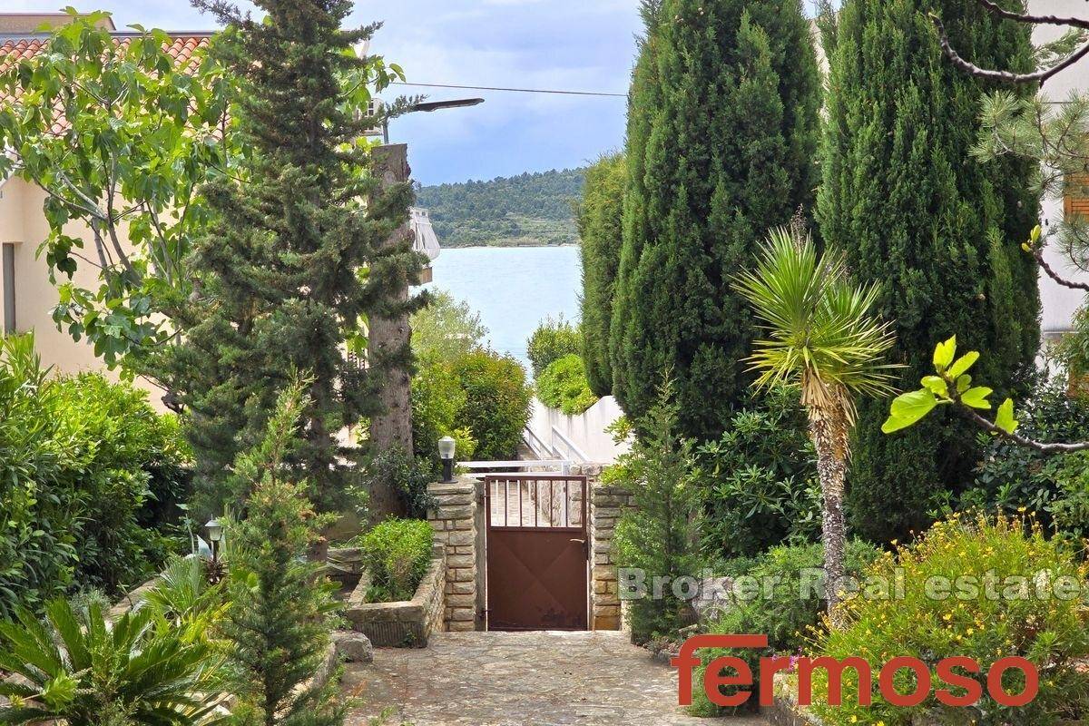 009-2029-75-vodice-apartment-house-near-the-sea-for-sale