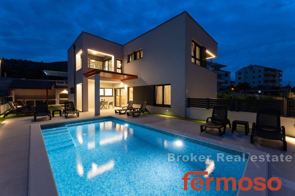 020-2047-17-Trogir-Luxurious-villa-with-three-residental-units-for-sale