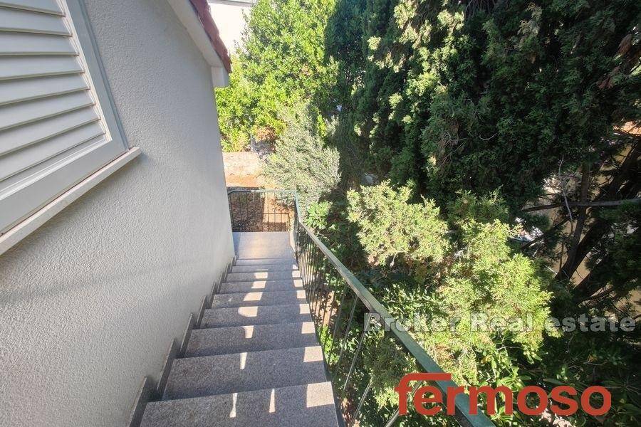 004-2021-384-trogir-house-in-first-row-to-the-sea-for-sale