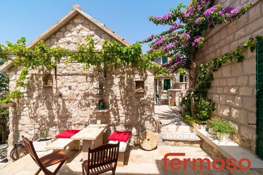 2024-11-09-2024-11-Omis-riviera-Stone-house-sea-view-for-sale1