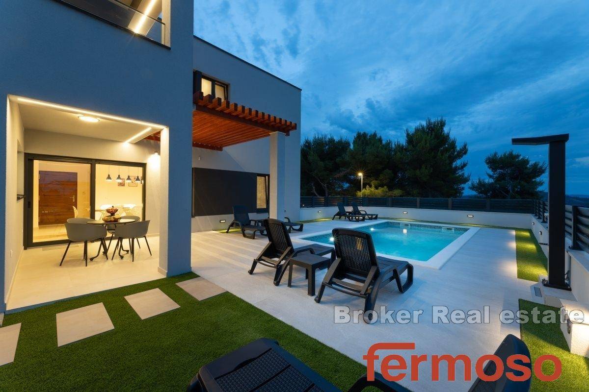 018-2047-17-Trogir-Luxurious-villa-with-three-residental-units-for-sale