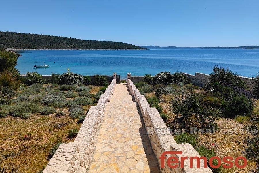 012-2021-376-trogir-house-first-row-to-the-sea-for-sale