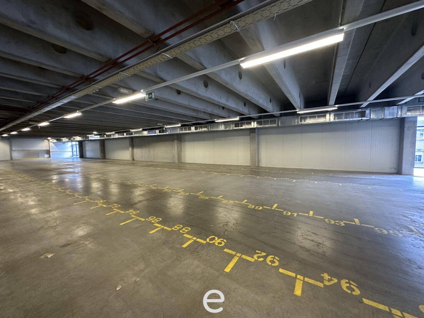 Geräumige Tiefgarage mit Betonboden und nummerierten Stellplätzen, bereit zur Nutzung.
