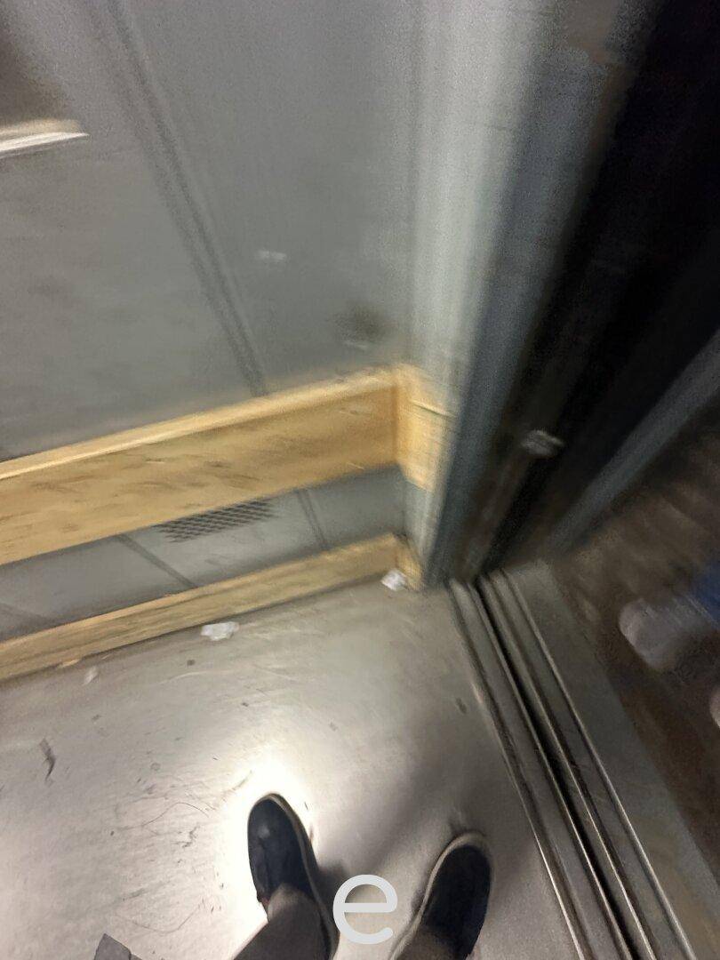 Innenansicht eines Lastenaufzugs mit Schutzleisten und Metallwänden.