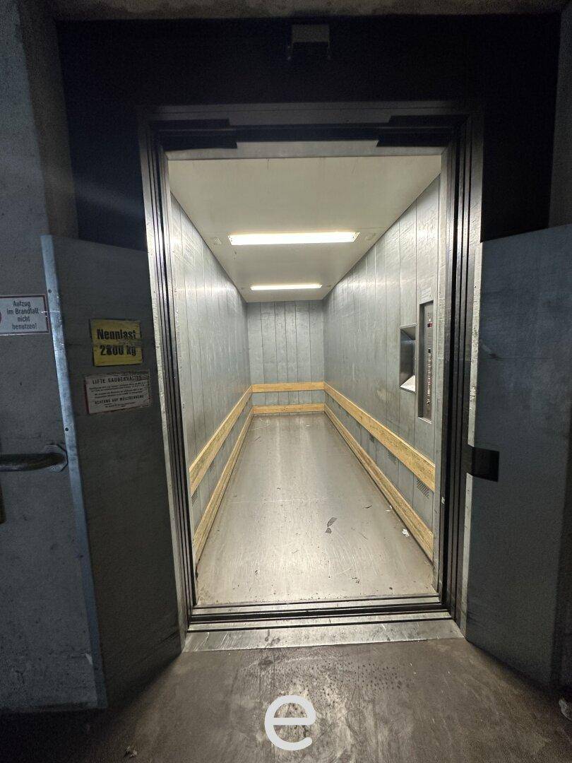 Geöffneter Lastenaufzug mit einer Tragfähigkeit von 2800 kg, bereit für schwere Lasten.