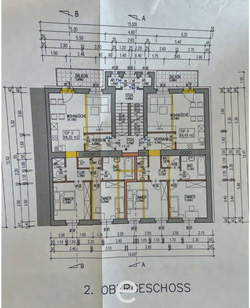Grundriss des Obergeschosses mit mehreren Wohneinheiten, Balkonen und Bädern.