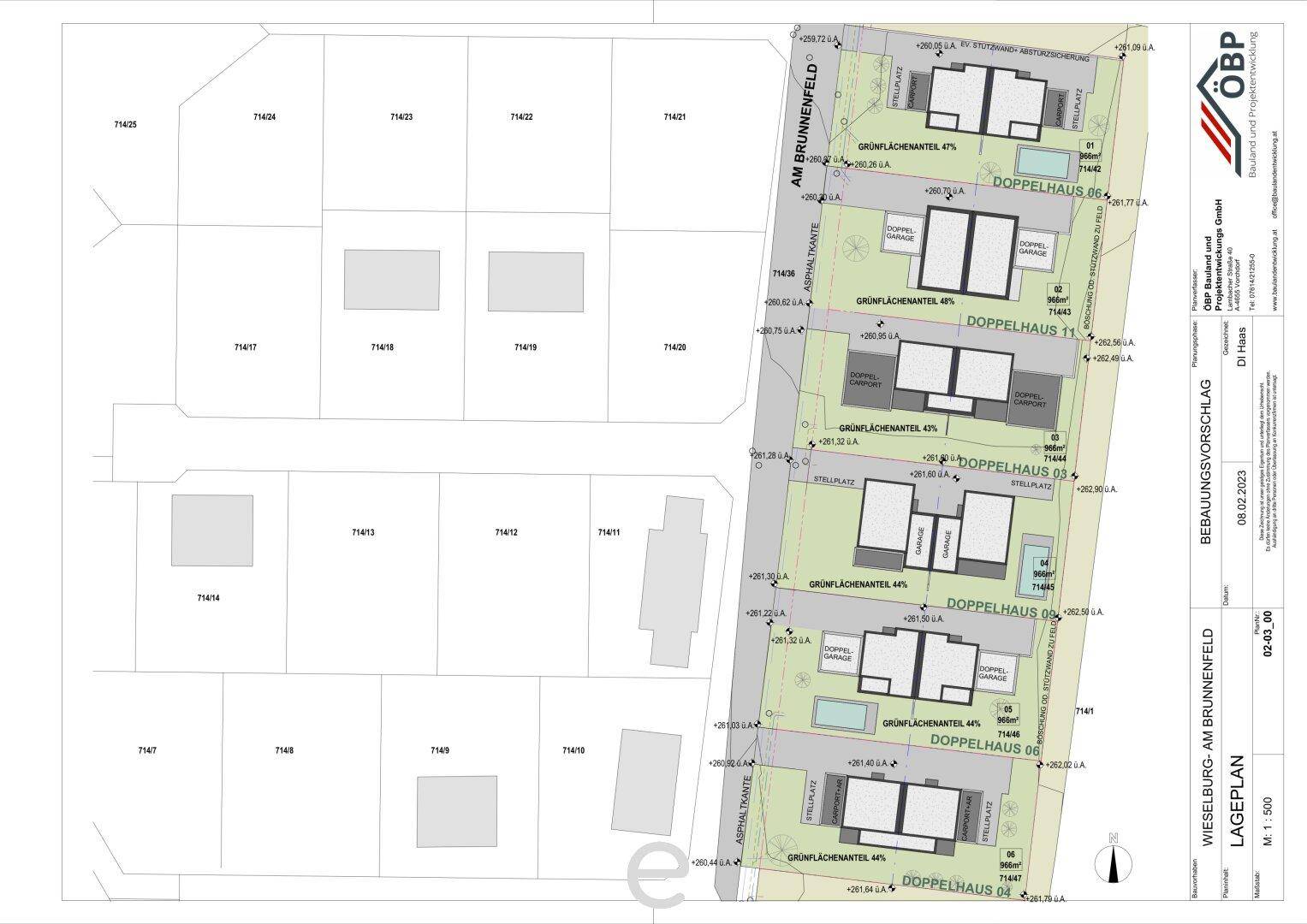 Lageplan mit mehreren Doppelhäusern, Garagen, Carports und Grünflächen in einer modernen Siedlung.