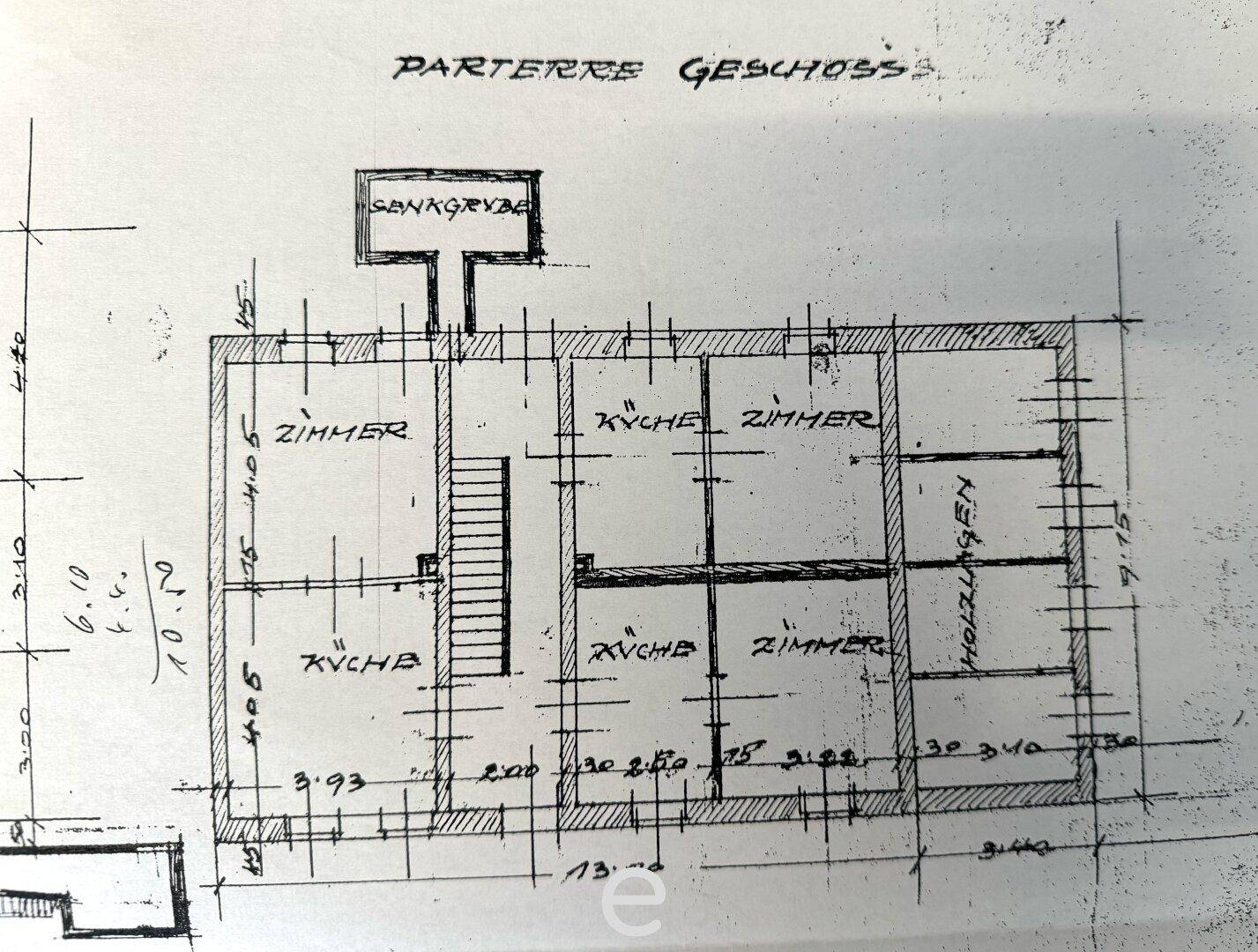 Handgezeichneter Grundriss des Erdgeschosses mit mehreren Zimmern und Küchen.
