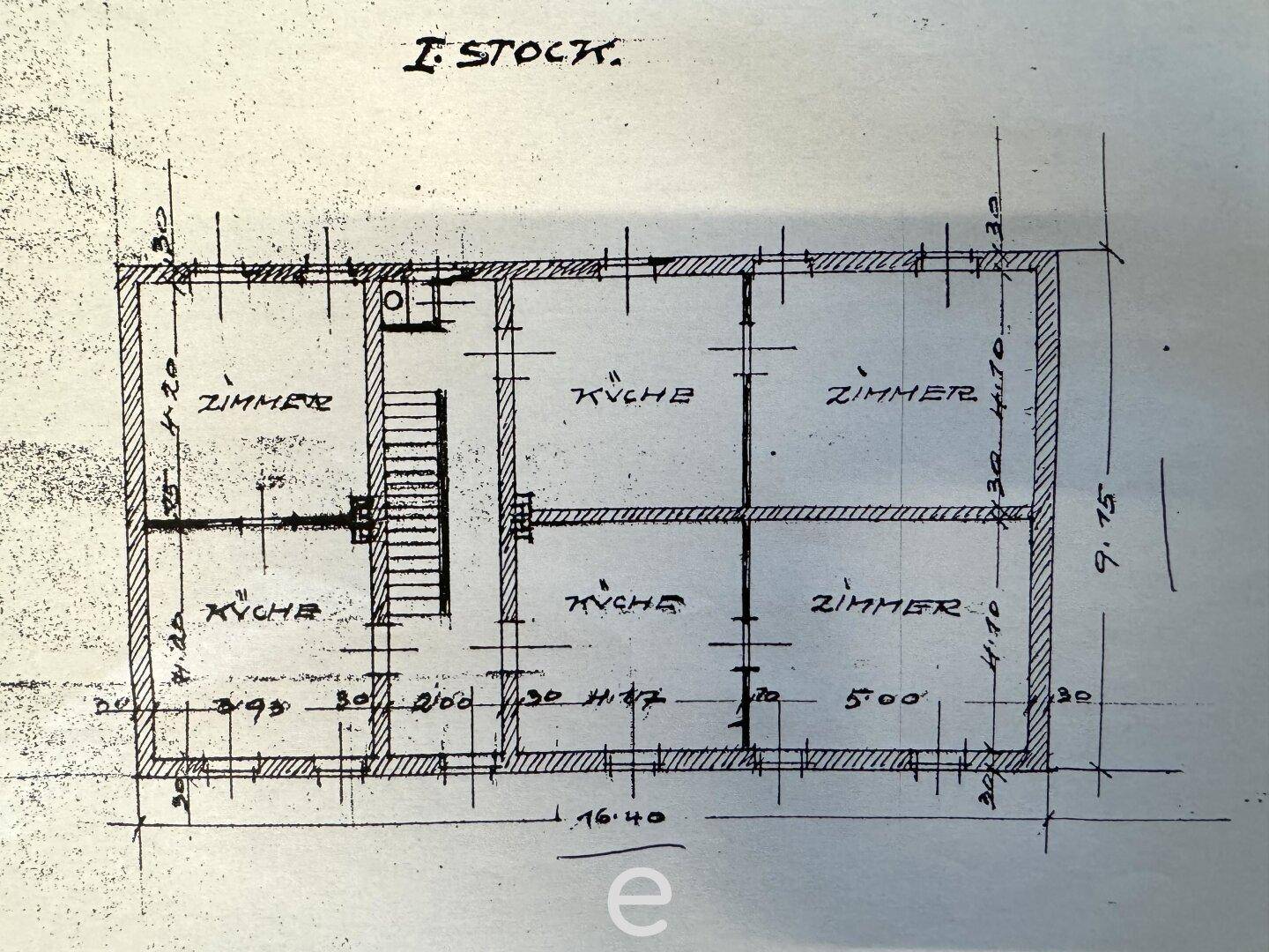 Handgezeichneter Grundriss des ersten Stocks mit Zimmern und Küchen.