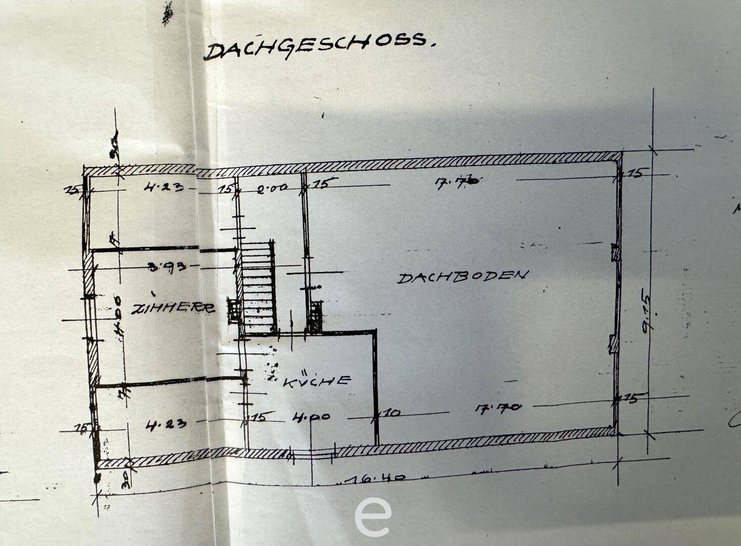 Handgezeichneter Grundriss des Dachgeschosses mit Zimmern und Dachboden.