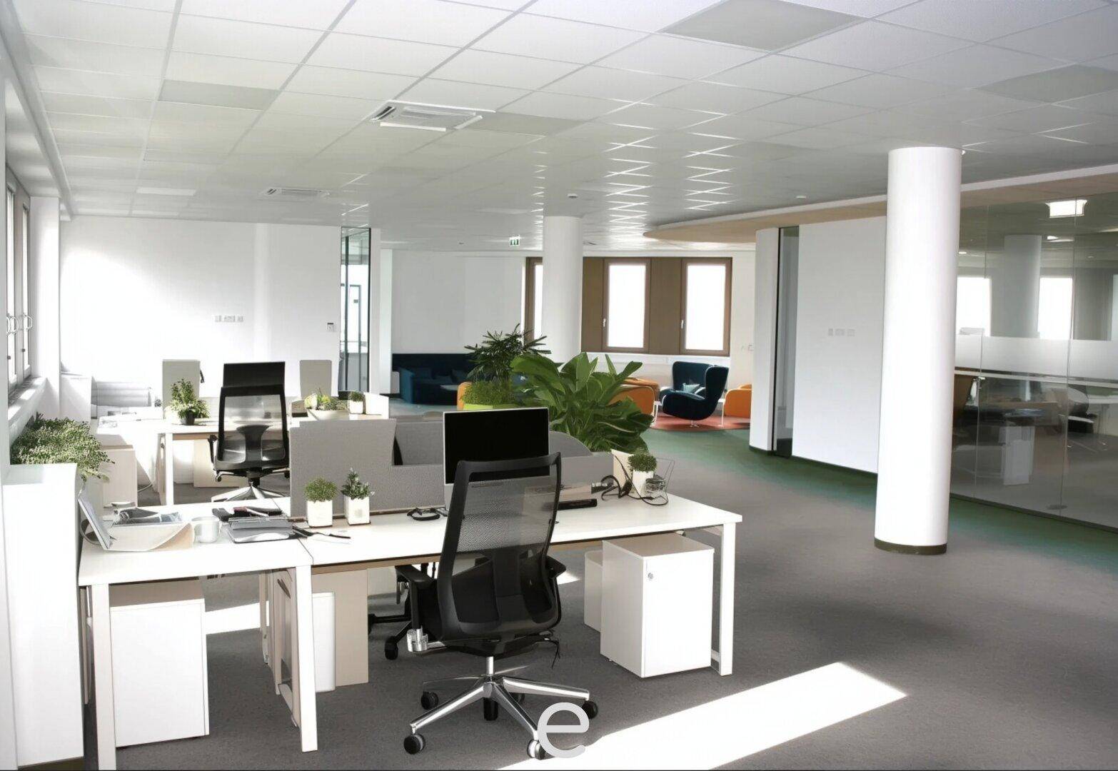 Moderner Bürobereich mit ergonomischen Stühlen, Schreibtischen und Pflanzen, der eine angenehme Arbeitsatmosphäre schafft.
