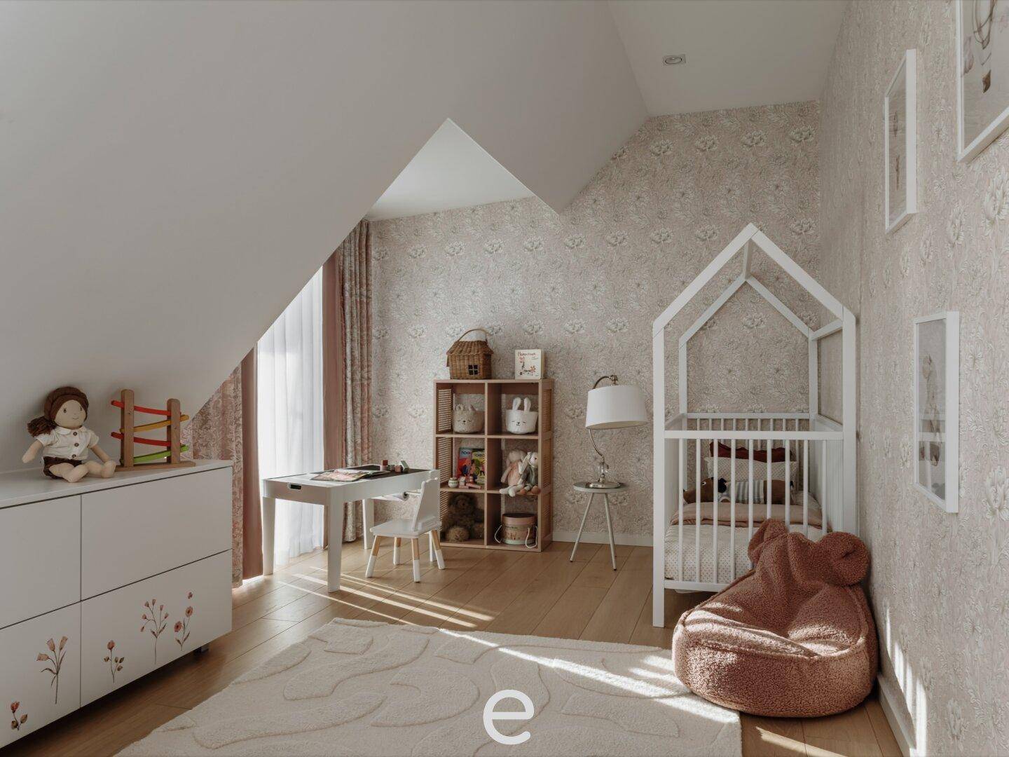 Helles Kinderzimmer mit Holzboden, Gitterbett und Spielbereich unter der Dachschräge, sehr freundlich gestaltet.