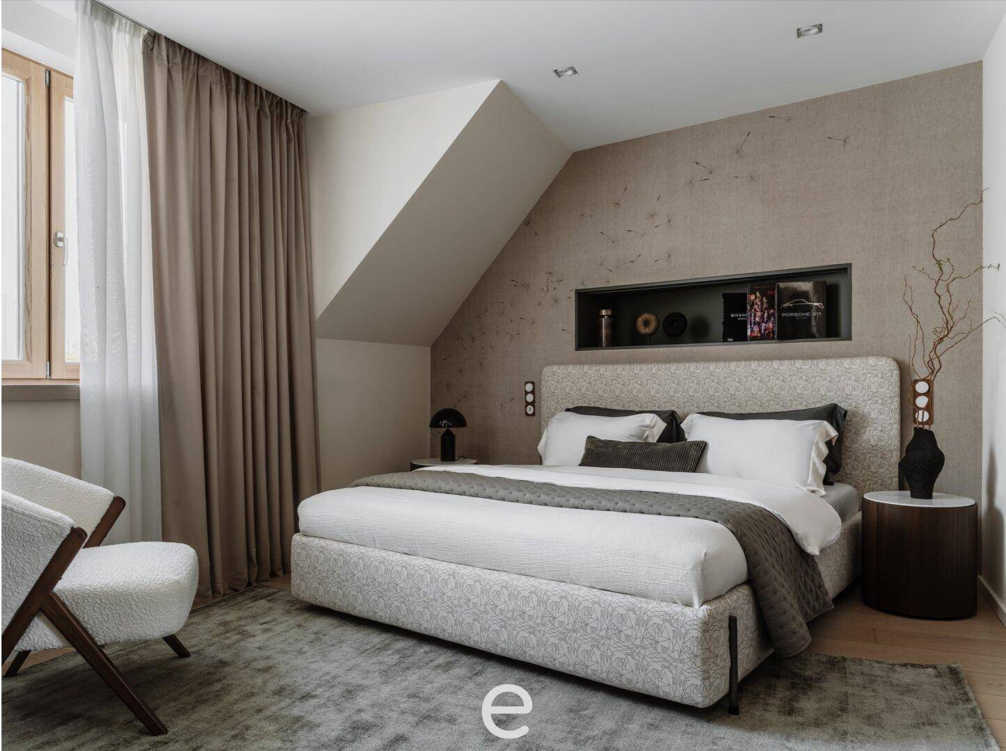 Gemütliches Schlafzimmer mit großem Bett, weichem Teppich und Dachschrägen, die eine besondere Atmosphäre schaffen.