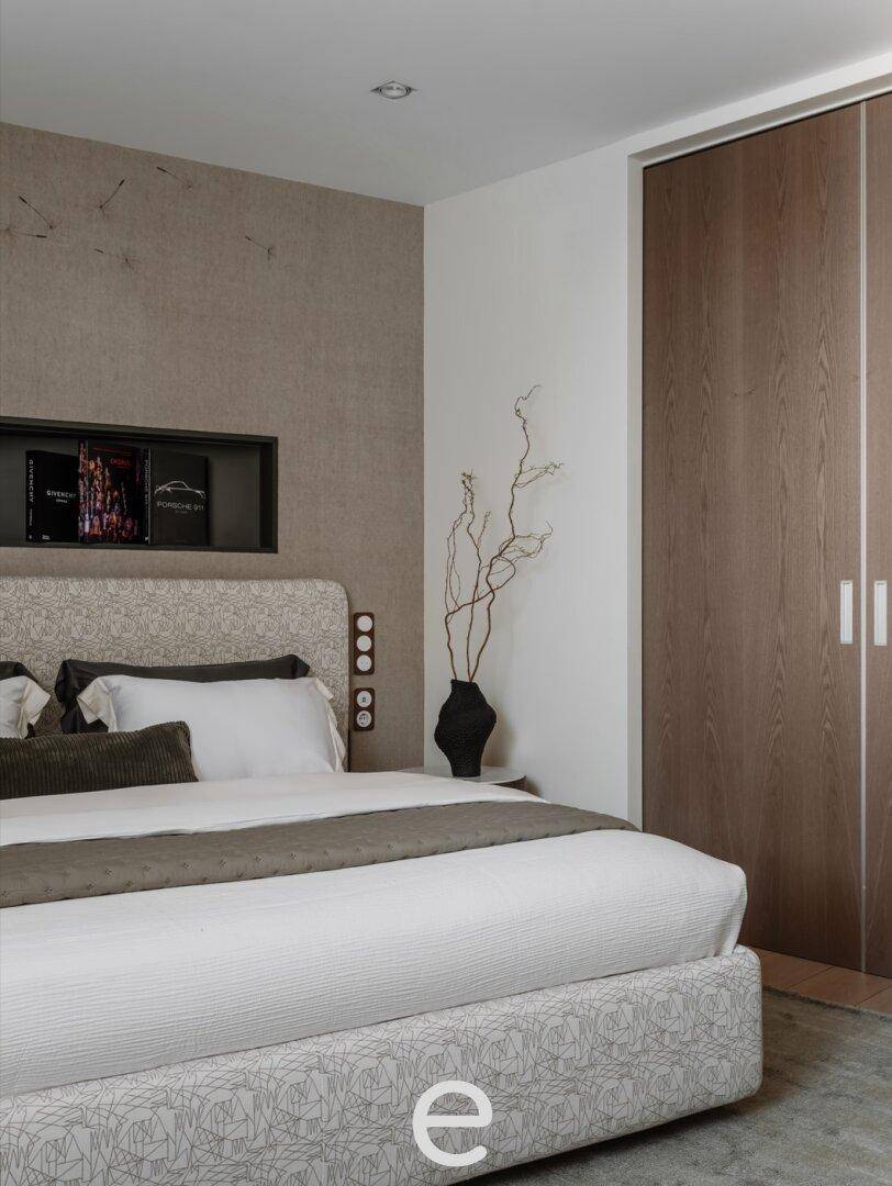 Elegantes Schlafzimmer mit Einbauschränken, großem Bett und stilvoller Dekoration, sehr komfortabel und modern.