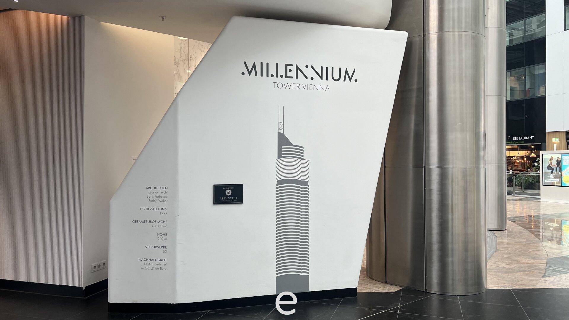 Informationswand in der Lobby mit einer Illustration des Millennium Towers und Details zum Gebäude.