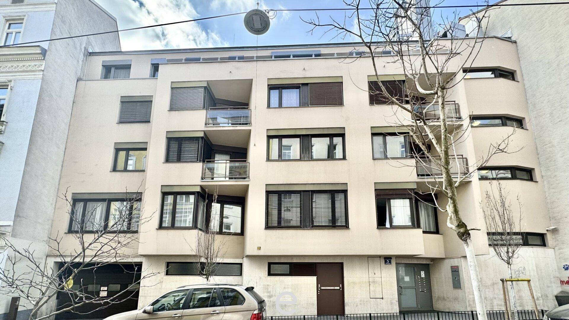 Mehrstöckiges Gebäude mit mehreren Balkonen und Fenstern, typisch für moderne Stadtarchitektur.