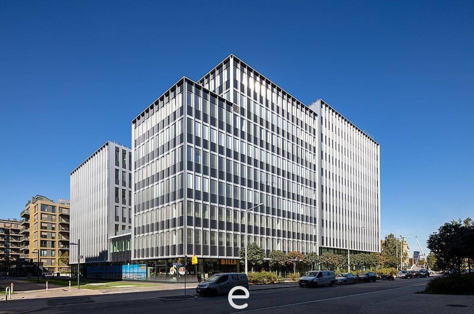 Großes, modernes Bürogebäude mit vielen Fenstern und einer klaren, strukturierten Fassade in der Stadt.