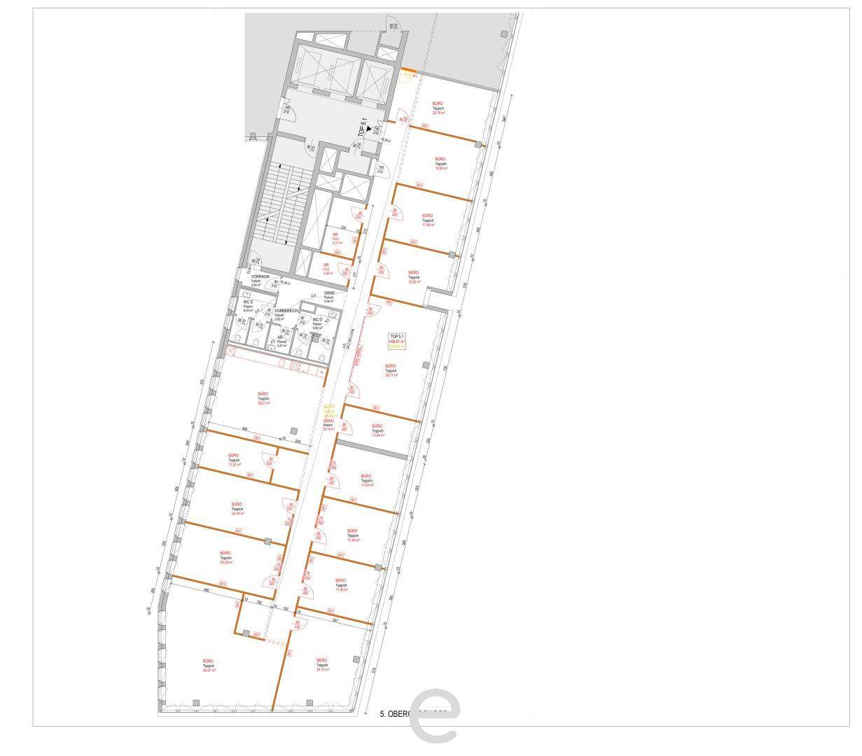 Grundriss der fünften Etage eines Bürogebäudes mit vielen einzelnen Büros, einem Treppenhaus und Fluren.