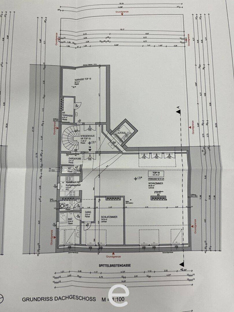 Grundriss des Dachgeschosses mit Terrasse, Wohnzimmer, Schlafzimmer und Bad.